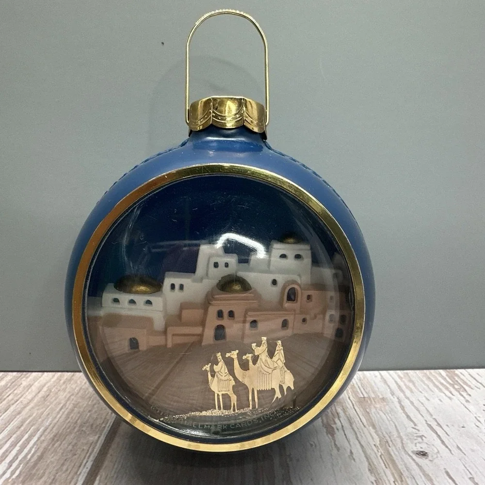 Vintage Hallmark‎ Keepsake Ornament Lighted Nativity 1984 QLX7000-1 with Box